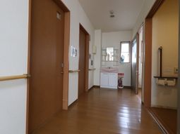 清潔な廊下と洗面所