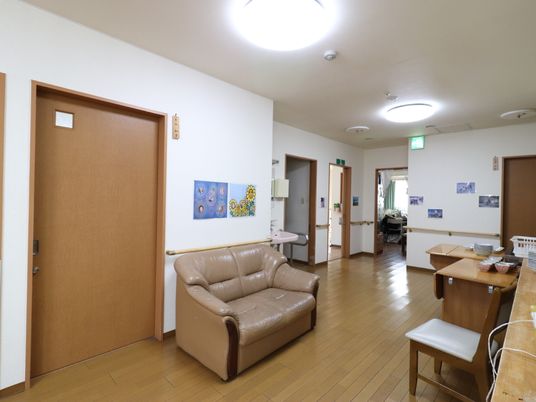 廊下のソファとテーブル