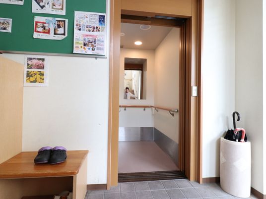 玄関と掲示板の様子