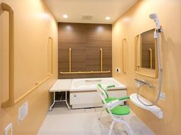 バリアフリーな洗面台と浴室