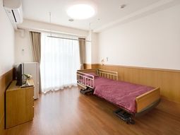 明るい居室の様子