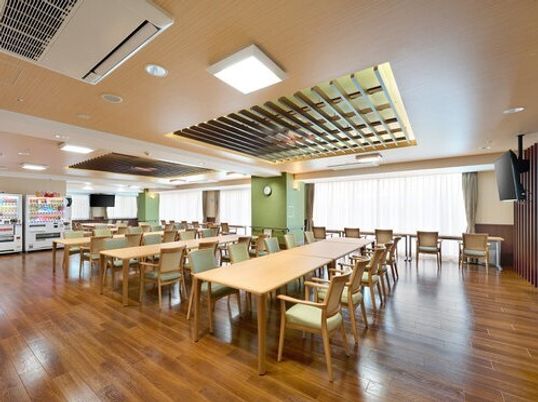 広々とした明るい食堂