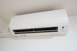 清潔な壁に取り付けられたエアコン