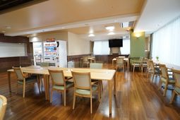 明るい共用ダイニング