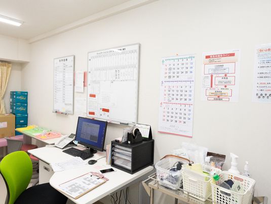 事務室のデスクと掲示物