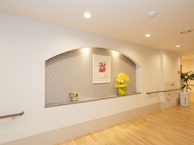 廊下の装飾と花