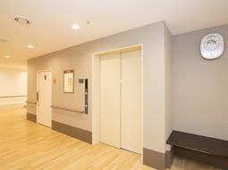 廊下とエレベーターの風景
