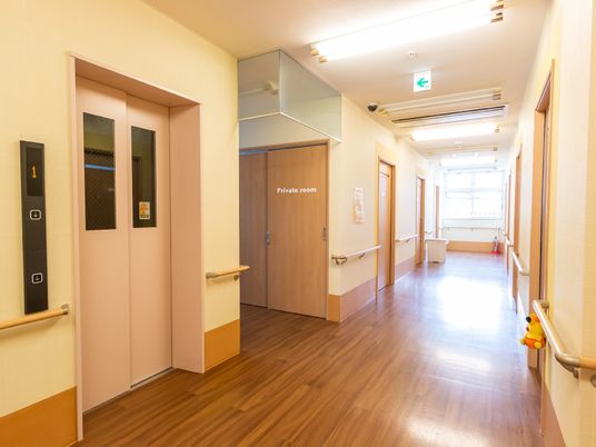 廊下に面した個室ドア