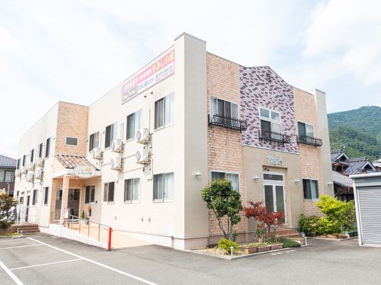 洋風デザインの建物外観