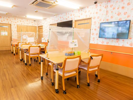 明るい食堂の様子