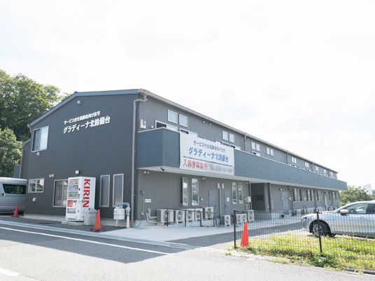 グレーの建物の外観