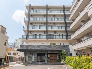 モダンな建物のエントランス