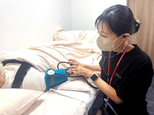 ケアスタッフと利用者の和やかな様子