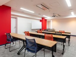 赤と白の壁の研修室