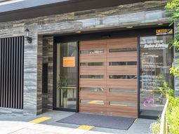 モダンなエントランスの外観