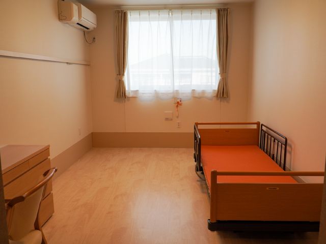 明るく清潔な居室 居室 広々とした居室は、快適な生活を支えるシンプルな家具と、窓からの自然光が満たされています。お休みになる時も、ゆったりと過ごせる空間です。