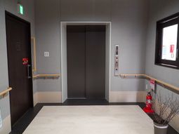 エレベーター前の廊下