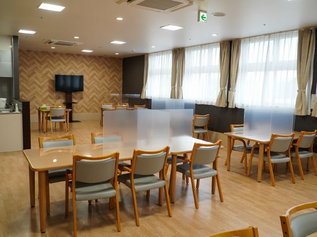 明るい食堂スペース 共有スペース 温かみのある明るい色合いが特徴的な食堂です。利用者が集うコミュニケーションの場となっており、リラックスできる環境が整っています。