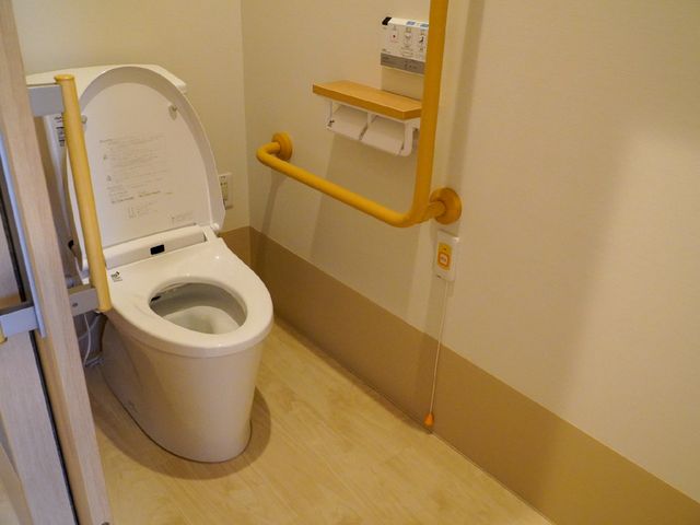 バリアフリー設計のトイレ トイレ 安全なサポートを考えた手すり付きのトイレです。ゆったりとしたスペースで快適にお使いいただけるようになっております。