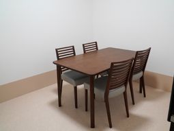 シンプルなテーブルと椅子