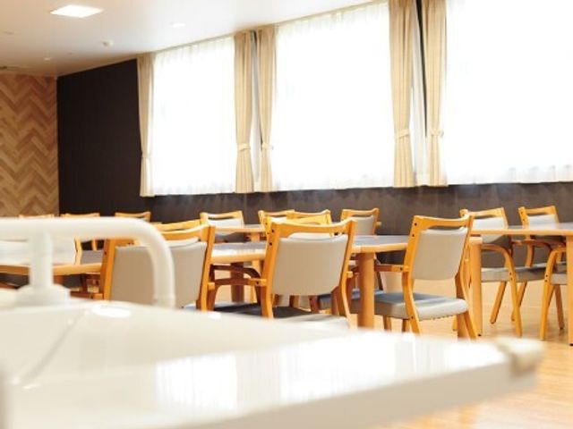 明るい食堂の光景 食堂 温かみのある食堂では、お食事時間にゆったりとしたひと時を過ごせそうです。木目調の家具が空間に温かさを加えています。