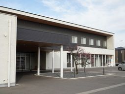 広々外観の建物エントランス