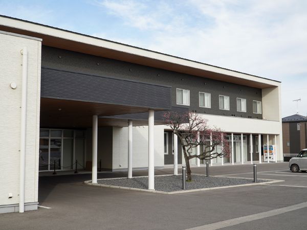 広々外観の建物エントランス