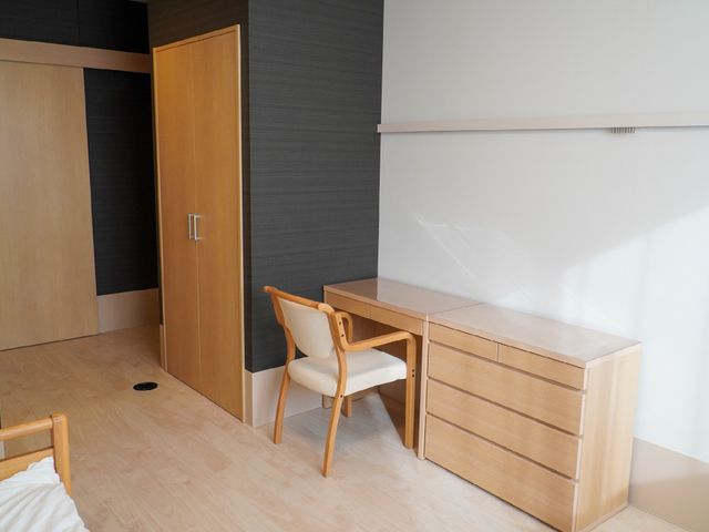 居室の机と椅子 居室 シンプルで暖かみのある居室です。整然と配置された家具が、快適な生活空間を約束しています。