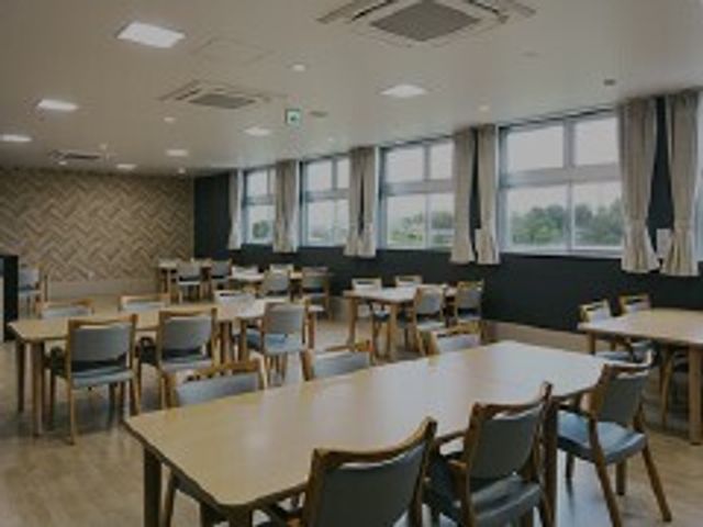 広々とした明るい食堂 食堂 窓から自然光が差し込む落ち着いた食堂です。ゆったりと配置された椅子とテーブルが、職員と利用者のコミュニケーションの場を提供しています。