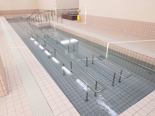 清潔なリハビリ用プール