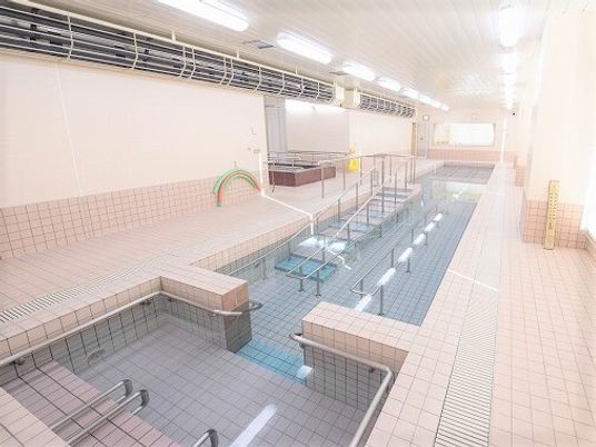 明るい浴室の全景