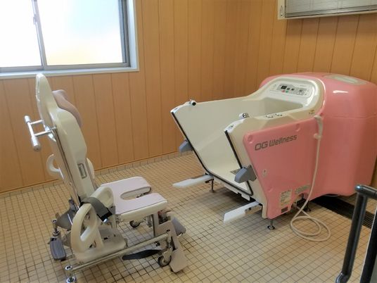 介助浴槽とシャワーチェア
