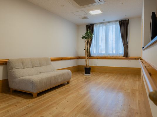 落ち着いた色調の居室