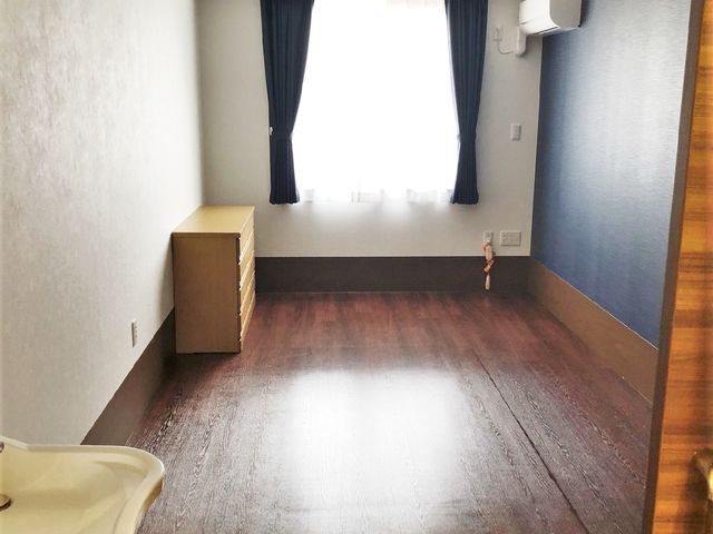 明るい居室の空間 居室 シンプルで清潔感のある居室です。窓から自然光が差し込み、落ち着いた雰囲気の中で過ごせます。