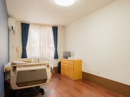 明るい部屋と介護ベッド