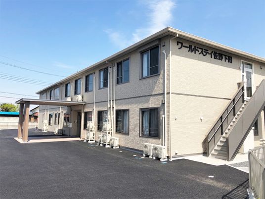 明るい外観の建物