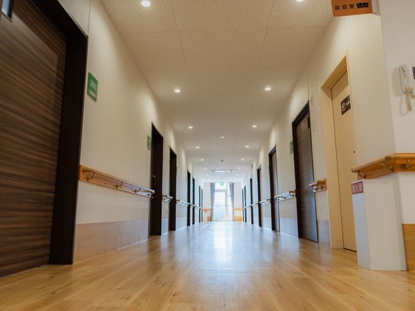 広々とした明るい廊下