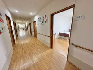 明るい廊下と居室の出入口  
