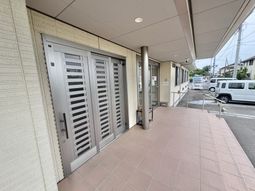 建物の玄関前  