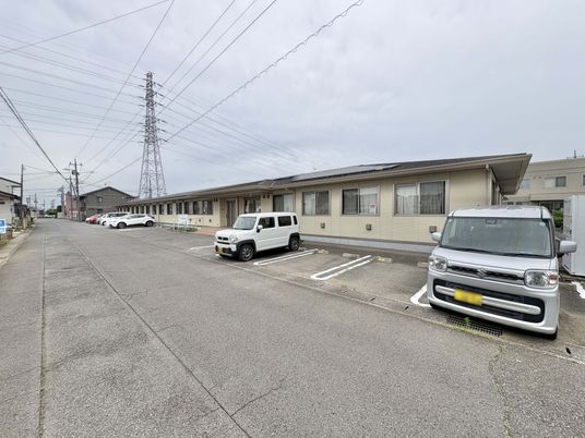 建物外観と駐車場  