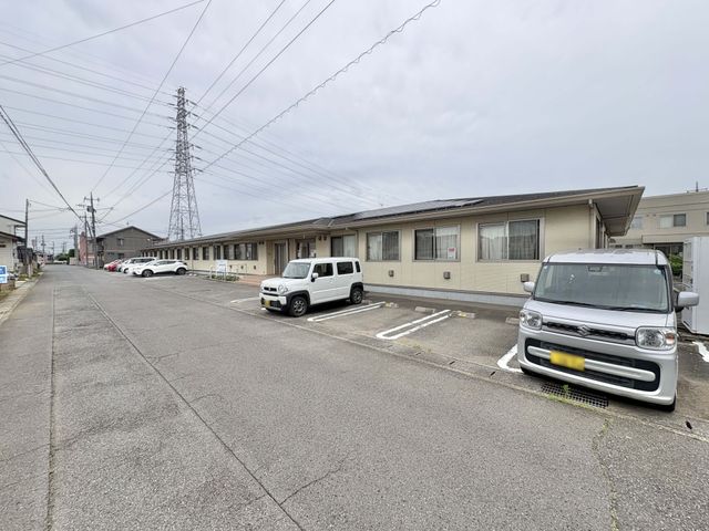 建物外観と駐車場 外観   平屋建ての落ち着いた外観で、駐車スペースも確保されています。周辺道路から出入りしやすく、働く際の通勤動線も想像しやすいです。
