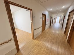 明るい廊下と居室の入口  