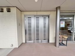 車椅子対応の玄関前  