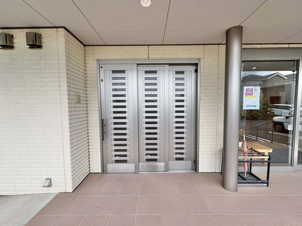 車椅子対応の玄関前  