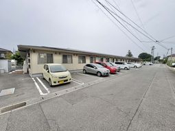平屋の外観と駐車場  