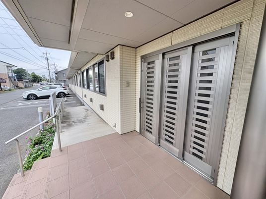 施設の玄関外観  
