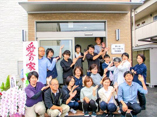 笑顔のスタッフ集合