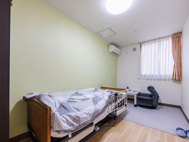 落ち着いた居室 居室 自然光が入る明るい個室は、心地よいプライベート空間です。リラックスできる環境が整っています。