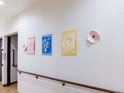 作品が飾られた廊下