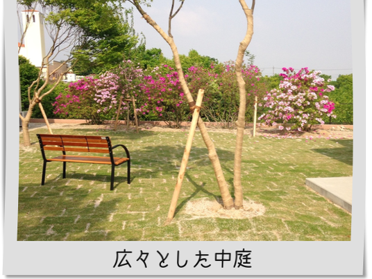 花とベンチの中庭  